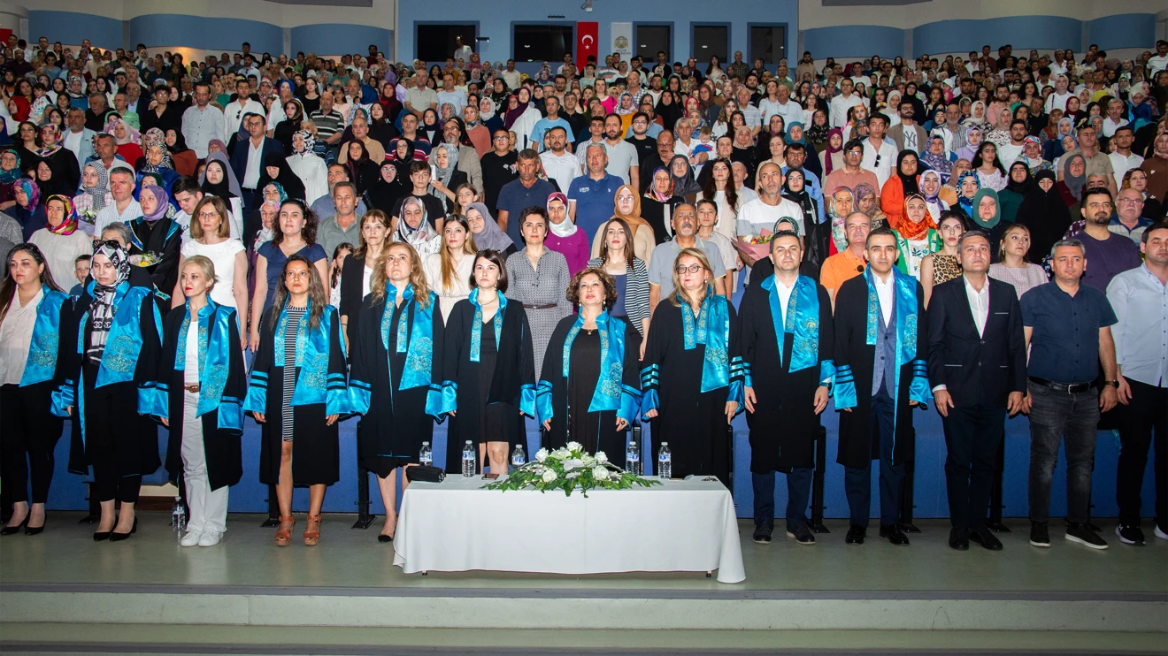 Selçuk Üniversitesi Sağlık Hizmetleri MYO’da mezuniyet sevinci